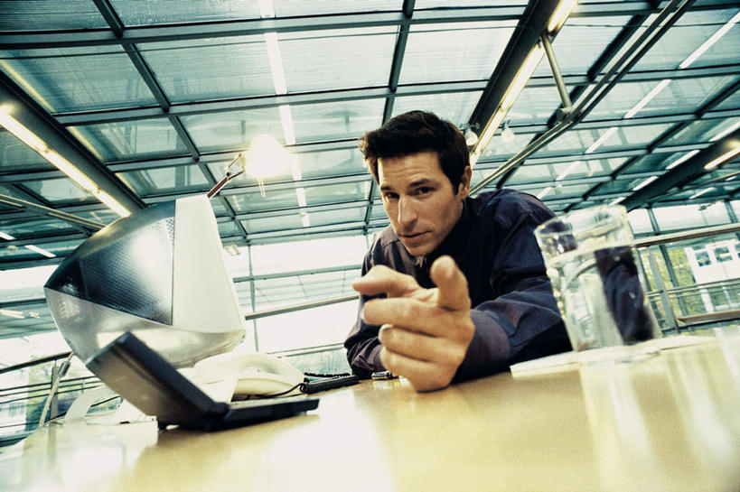 西方人,一个人,商务人士,商务男性,办公室,坐,横图,室内,白天,仰视,衬衫,电脑,显示器,鼠标,键盘,家具,桌子,杯子,椅子,欧洲,欧洲人,仅一个男性,仅一个人,仅一个中年男性,指,阴影,套装,朦胧,模糊,光线,网络,材料,档案,文件,影子,办公桌,灯光,注视,指点,输入设备,通讯设备,玻璃制品,会议椅,水杯,资料,观察,看,台式电脑,观看,办公椅,察看,指向,关注,文档,通信设备,商务装,工薪阶层,输出设备,办公家具,商务椅,培训椅,男人,男性,中年男性,白种人,白领,上班族,玻璃杯,坐着,半身,彩图,低角度拍摄,衬衣