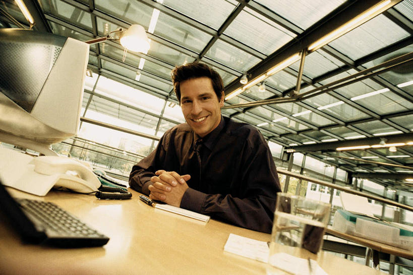 西方人,一个人,商务人士,商务男性,办公室,坐,笑,双手交叉,微笑,露齿笑,横图,室内,白天,仰视,衬衫,电脑,显示器,鼠标,键盘,家具,桌子,杯子,椅子,欧洲,欧洲人,仅一个男性,仅一个人,仅一个中年男性,阴影,套装,朦胧,模糊,光线,网络,材料,档案,文件,影子,办公桌,灯光,注视,输入设备,通讯设备,玻璃制品,会议椅,水杯,资料,观察,看,台式电脑,观看,办公椅,察看,关注,文档,通信设备,商务装,工薪阶层,输出设备,办公家具,商务椅,培训椅,男人,男性,中年男性,白种人,白领,上班族,玻璃杯,十字手,坐着,半身,彩图,低角度拍摄,衬衣