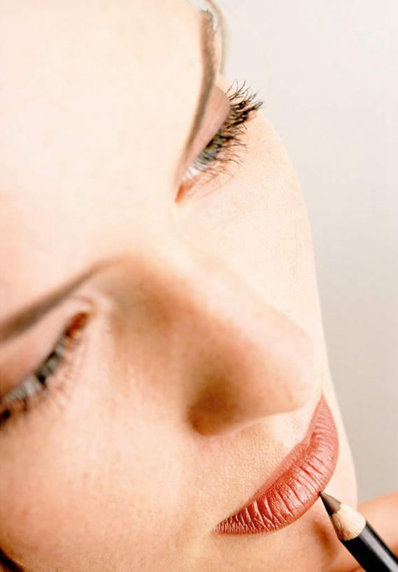 西方人,脸,头,眼睛,鼻子,嘴,脸颊,眉毛,睫毛,一个人,竖图,俯视,室内,特写,白天,白色背景,化妆,美容,欧洲,欧洲人,瞳孔,仅一个女性,仅一个人,护肤,墙,注视,墙壁,墙面,观察,看,仅一个中年女性,保养,享受,休闲,放松,保健,眼部,摄影,影棚,观看,察看,关注,唇笔,养颜,女人,女性,中年女性,白种人,头部,鼻,鼻孔,睫,口,口腔,脸部,脸蛋,眉,面部,眼,眼睫毛,眼眉,嘴巴,嘴唇,半身,彩图,高角度拍摄,影棚拍摄,拍摄,眼眉毛