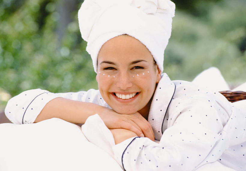 西方人,一个人,躺,笑,微笑,露齿笑,横图,室外,白天,正面,浴袍,植物,床,欧洲,欧洲人,仅一个年轻女性,仅一个女性,仅一个人,阴影,睡衣,朦胧,模糊,光线,纺织物,影子,床单,注视,被子,树,树木,绿色,自然,毛巾,观察,看,趴着,清洁,单人床,生长,成长,观看,保暖,察看,被单,关注,透气,防水,寝衣,储水,耐磨,吸水,卧着,年轻女性,女人,女性,白种人,趴,躺着,卧,半身,彩图,汤帷子,浴衣