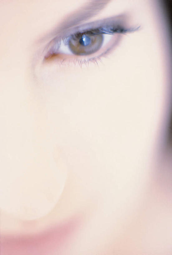 西方人,脸,头,眼睛,脸颊,眉毛,睫毛,一个人,笑,微笑,竖图,室内,特写,白天,白色背景,正面,欧洲,欧洲人,瞳孔,仅一个年轻女性,仅一个女性,仅一个人,阴影,光线,影子,注视,灰色,观察,看,眼部,摄影,影棚,观看,察看,关注,尤物,年轻女性,女人,女性,白种人,头部,睫,脸部,脸蛋,眉,面部,眼,眼睫毛,眼眉,半身,彩图,影棚拍摄,拍摄,眼眉毛,佳丽,丽人,美人