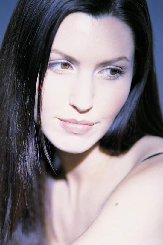 西方人,脸,头,脸颊,头发,一个人,笑,微笑,竖图,室内,特写,白天,白色背景,正面,欧洲,欧洲人,仅一个年轻女性,仅一个女性,仅一个人,阴影,光线,影子,扭头,注视,裸露,黑色,观察,看,转头,摄影,影棚,观看,柔滑,察看,关注,裸,柔嫩,尤物,年轻女性,女人,女性,白种人,头部,脸部,脸蛋,面部,半身,彩图,影棚拍摄,拍摄,佳丽,丽人,美人