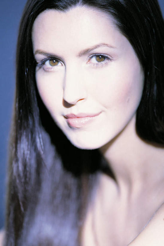 西方人,脸,头,脸颊,头发,一个人,笑,微笑,竖图,室内,特写,白天,白色背景,正面,欧洲,欧洲人,仅一个年轻女性,仅一个女性,仅一个人,阴影,光线,影子,扭头,注视,裸露,黑色,观察,看,转头,摄影,影棚,观看,柔滑,察看,关注,裸,柔嫩,尤物,年轻女性,女人,女性,白种人,头部,脸部,脸蛋,面部,半身,彩图,影棚拍摄,拍摄,佳丽,丽人,美人