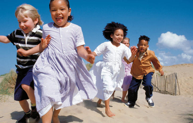 西方人,儿童,腿部,脚,脚趾,脚趾甲,腿,伙伴,朋友,栏杆,笑,微笑,露齿笑,横图,室外,白天,正面,裙子,游戏,友谊,纯洁,草地,沙滩,植物,欧洲,非洲,黑人,欧洲人,五个人,奔驰,阴影,连衣裙,服装,光线,沙子,影子,栅栏,海岸,篱笆,云,云朵,围栏,沙地,许多人,玩,云彩,注视,休闲装,光脚,娱乐,护栏,草,小孩,衣服,蓝色,绿色,白云,蓝天,天空,阳光,天,奔跑,观察,看,一群人,休闲,赤脚,休闲服,可爱,童年,童趣,服饰,晴朗,观看,活动,察看,发泄,关注,消遣,智力,童真,烂漫,无邪,宣泄,天真,友情,男孩,男人,男性,女孩,女人,女性,白种人,非洲人,脚指甲,海滩,晴空,玩耍,嬉戏,半身,彩图,男生,女生