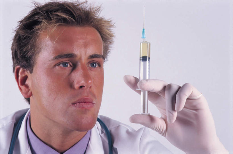 西方人,脸,头,脸颊,手,一个人,医生,举,横图,室内,特写,白天,白色背景,正面,工作服,制服,欧洲,欧洲人,仅一个男性,仅一个人,握,阴影,光线,影子,拿,拿着,注视,肩膀,仅一个年轻男性,手套,听诊器,观察,看,托,医护人员,医疗人员,手部,橡胶,针管,针筒,握着,注射,摄影,影棚,观看,单手,察看,医疗,医疗设备,注射器,关注,医疗器械,橡胶手套,医疗工具,橡胶制品,医用手套,工作制服,检测工具,男人,男性,年轻男性,白种人,头部,脸部,脸蛋,面部,大夫,举起,举手,举着,向上举,向上伸,向上托,半身,彩图,影棚拍摄,工作套服,拍摄