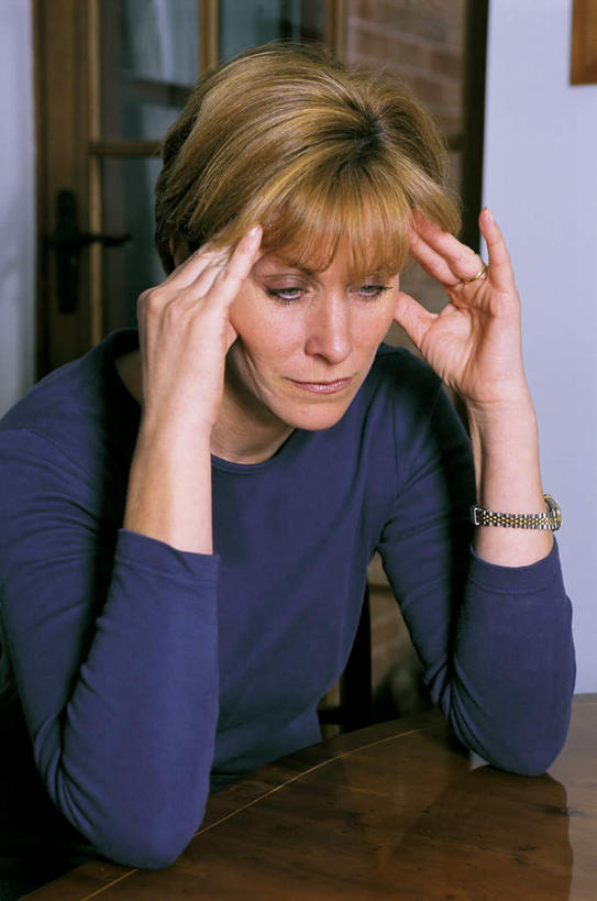 西方人,一个人,坐,竖图,室内,白天,正面,毛衣,门,桌子,欧洲,欧洲人,仅一个女性,仅一个人,撑,阴影,时间,光线,木制,时钟,手表,影子,墙,计时,茶几,注视,墙壁,墙面,白色,木制品,门框,钟表,观察,看,仅一个中年女性,疼痛,揉,表,观看,悲伤,腕表,察看,撑着,关注,痛苦,疾苦,苦楚,女人,女性,中年女性,白种人,钟,坐着,半身,彩图,绒衣,套衫,套头毛衣,线衣