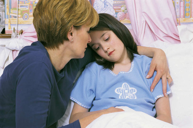 西方人,儿童,两个人,家庭,母亲,女儿,坐,躺,闭眼,抱,横图,室内,白天,正面,纯洁,床,纺织品,欧洲,欧洲人,阴影,服装,装饰,光线,毛毯,毯子,影子,双人床,床单,注视,休闲装,被子,纺织,小孩,衣服,垫子,观察,看,休闲,生病,温暖,温馨,母女,一家人,休闲服,可爱,母爱,童年,童趣,服饰,抱着,观看,担忧,华丽,修饰,点缀,和睦,察看,被单,搂着,忧虑,关注,忧郁,童真,烂漫,无邪,衬托,美观,雅致,雅观,抱病,卧着,担心,天真,年轻女性,女孩,女人,女性,白种人,孩子,年轻人,闭眼睛,闭着眼,闭着眼睛,搂,搂抱,躺着,卧,坐着,半身,彩图,融洽,女生