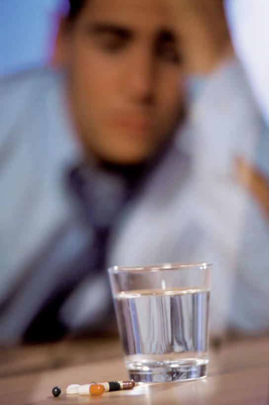 西方人,脸,头,脸颊,手,一个人,坐,竖图,室内,特写,白天,正面,衬衫,安全,水,餐桌,桌子,杯子,欧洲,欧洲人,仅一个男性,仅一个人,撑,阴影,服装,朦胧,模糊,光线,药剂,液体,影子,防护,注视,饮用水,胶囊,肩膀,玻璃制品,仅一个年轻男性,衣服,水杯,药品,矿泉水,观察,看,手部,治疗,忧伤,服饰,餐台,观看,保护,单手,药物,察看,医疗,撑着,难过,衣着,穿着,关注,忧郁,保险,预防,蒸馏水,衣饰,平安,男人,男性,年轻男性,白种人,头部,脸部,脸蛋,面部,玻璃杯,坐着,半身,彩图,衬衣,哀伤