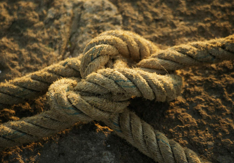 无人,横图,室内,特写,白天,正面,石头,静物,阴影,朦胧,模糊,环绕,缠绕,光线,纹路,石子,纹理,影子,草绳,绳子,绳索,纠缠,肌理,稻草绳,石块,岩石,彩图