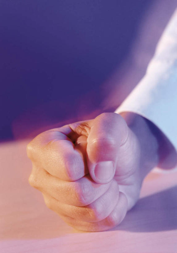 西方人,手,一个人,竖图,室内,特写,白天,正面,欧洲,欧洲人,仅一个男性,仅一个人,仅一个中年男性,握,阴影,蓝色背景,朦胧,模糊,光线,影子,鼓励,加油,手势,握拳,手部,打气,握着,摄影,影棚,单手,鼓舞,男人,男性,中年男性,白种人,半身,彩图,影棚拍摄,拍摄