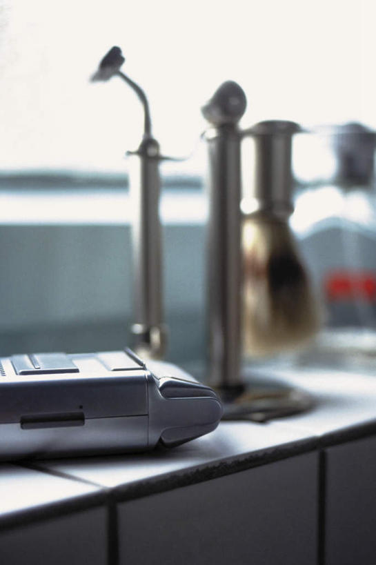 无人,竖图,室内,特写,白天,正面,窗户,静物,金属制品,阴影,朦胧,模糊,光线,金属,剃须刀,影子,玻璃窗,清洁,护理,剃须,仪容,仪表,彩图