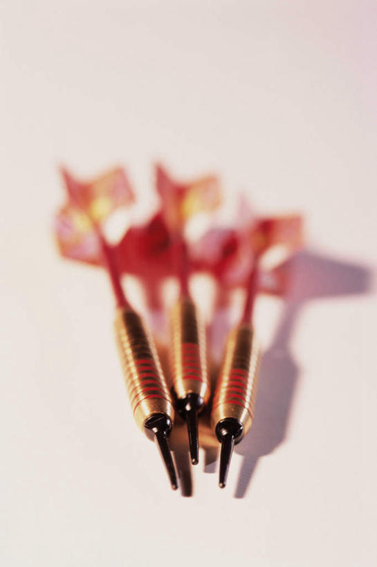 无人,竖图,俯视,室内,特写,白天,白色背景,成功,胜利,静物,五个,许多,阴影,朦胧,模糊,光线,影子,飞镖,摄影,影棚,靶心,瞄准,镖针,飞镖运动,彩图,高角度拍摄,影棚拍摄,拍摄