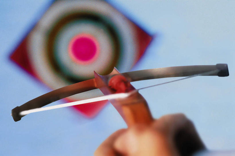 西方人,手,一个人,横图,室内,特写,白天,正面,欧洲,欧洲人,仅一个男性,仅一个人,握,阴影,蓝色背景,朦胧,模糊,光线,弓箭,影子,仅一个年轻男性,手部,靶子,握着,单手,对准,瞄准,男人,男性,年轻男性,白种人,半身,彩图