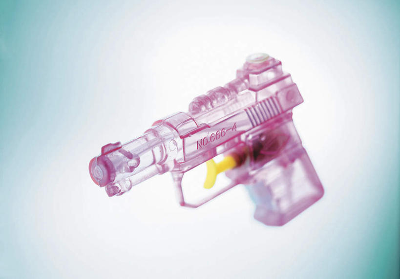 无人,横图,室内,特写,白天,白色背景,正面,游戏,静物,玩具,阴影,朦胧,模糊,光线,影子,塑料,玩,娱乐,一个,蓝色,塑料制品,休闲,益智,摄影,影棚,单个,活动,水枪,发泄,消遣,智力,宣泄,玩具水枪,玩耍,嬉戏,彩图,影棚拍摄,拍摄