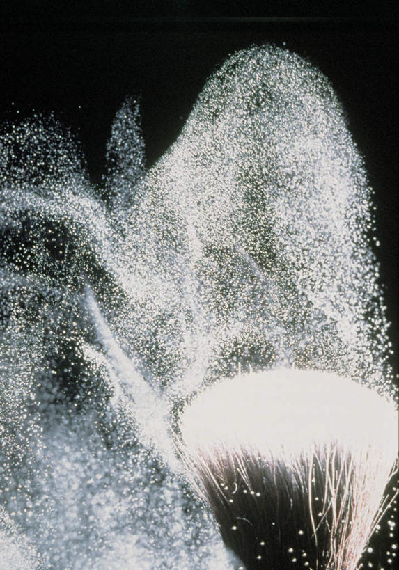 无人,竖图,室内,特写,白天,正面,静物,许多,黑色背景,朦胧,模糊,粉末,颗粒,烟雾,一个,化妆刷,刷子,粉,摄影,影棚,单个,腮红刷,灰尘,美容工具,彩妆刷,化妆工具,粉状,彩图,影棚拍摄,拍摄