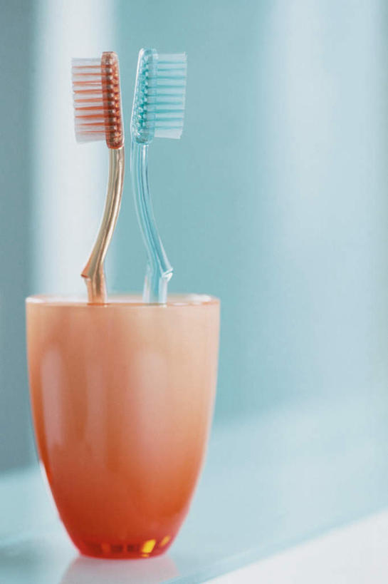 无人,竖图,室内,特写,白天,正面,静物,杯子,阴影,朦胧,模糊,光线,牙刷,影子,塑料,墙,墙壁,墙面,两个,一个,塑料制品,日用品,清洁,单个,洗漱用品,塑料杯,卫生,彩图