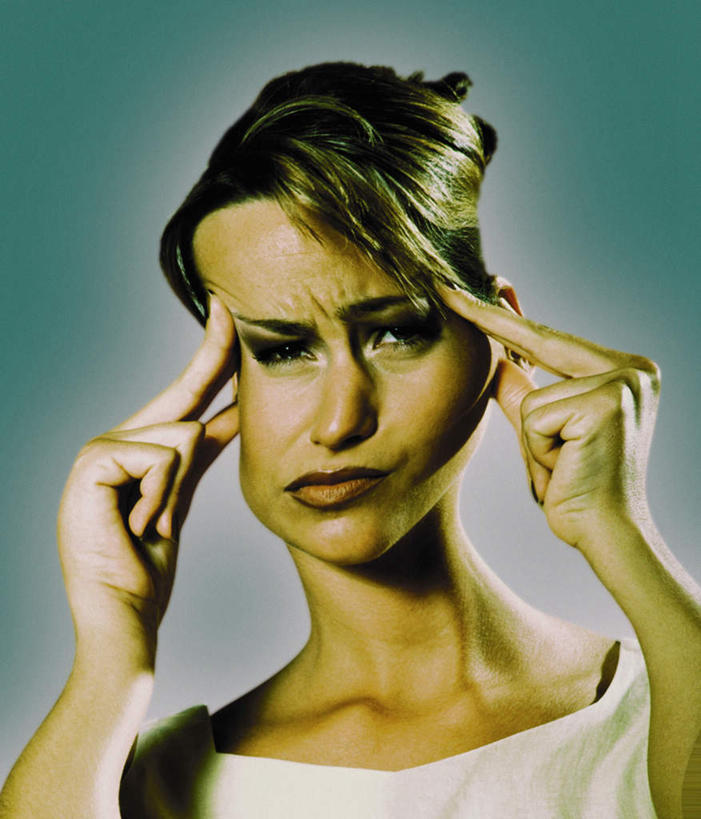 西方人,脸,头,脸颊,一个人,竖图,室内,特写,白天,正面,欧洲,欧洲人,仅一个年轻女性,仅一个女性,仅一个人,蓝色背景,服装,墙,扭曲,注视,休闲装,肩膀,墙壁,墙面,衣服,蓝色,观察,看,休闲,生病,思考,休闲服,摄影,服饰,影棚,观看,头疼,头痛,察看,疾病,关注,思虑,年轻女性,女人,女性,白种人,头部,脸部,脸蛋,面部,半身,彩图,影棚拍摄,拍摄