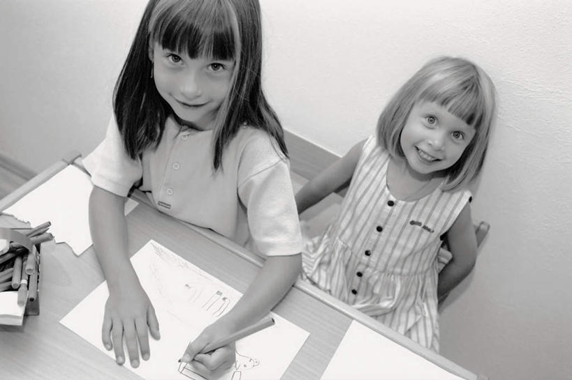 西方人,儿童,两个人,伙伴,朋友,坐,笑,微笑,横图,俯视,黑白,室内,白天,友谊,纯洁,桌子,欧洲,欧洲人,阴影,服装,光线,笔,影子,办公用品,注视,休闲装,书桌,文具,小孩,衣服,课桌,学习用品,看,休闲,功课,休闲服,可爱,童年,童趣,服饰,作业,文具用品,一支,关注,童真,烂漫,无邪,天真,友情,女孩,女人,女性,白种人,抬头,仰头,坐着,半身,高角度拍摄,女生