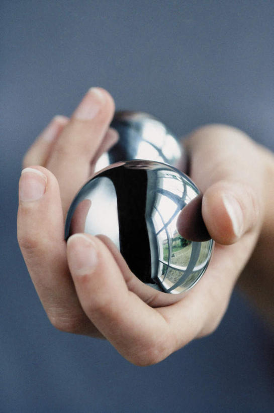 西方人,手,一个人,竖图,室内,特写,白天,正面,欧洲,欧洲人,双手,仅一个年轻女性,仅一个女性,仅一个人,握,阴影,灰色背景,朦胧,模糊,光线,影子,拿,拿着,运动器械,手部,健身器械,握着,摄影,影棚,钢球,健身器材,年轻女性,女人,女性,白种人,半身,彩图,影棚拍摄,拍摄,运动器材