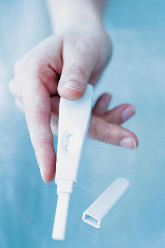 西方人,手,一个人,竖图,俯视,室内,特写,白天,桌子,玻璃,欧洲,欧洲人,仅一个年轻女性,仅一个女性,仅一个人,握,阴影,朦胧,模糊,光线,影子,拿,茶几,拿着,玻璃制品,手部,握着,单手,验孕棒,验孕,测孕,测孕棒,验孕笔,年轻女性,女人,女性,白种人,半身,彩图,高角度拍摄