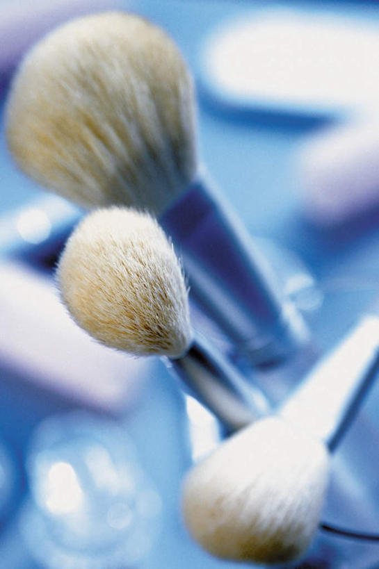 无人,竖图,俯视,室内,特写,白天,静物,阴影,朦胧,模糊,光线,影子,化妆刷,刷子,三支,美容工具,彩妆刷,化妆工具,蜜粉刷,彩图,高角度拍摄