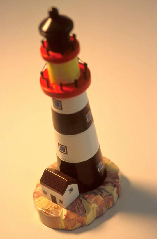 无人,竖图,俯视,室内,特写,白天,游戏,道路,静物,玩具,一座,阴影,黄色背景,光线,信息,影子,灯塔,交通,玩,方向,娱乐,纪念品,休闲,益智,摄影,影棚,引导,指引,活动,纪念,留念,发泄,消遣,智力,怀念,宣泄,记念,航标,玩耍,嬉戏,彩图,高角度拍摄,影棚拍摄,拍摄,导航