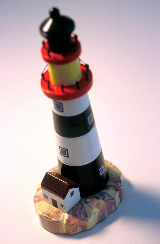 无人,竖图,俯视,室内,特写,白天,白色背景,游戏,道路,静物,玩具,一座,阴影,光线,信息,影子,灯塔,交通,玩,方向,娱乐,纪念品,休闲,益智,摄影,影棚,引导,指引,活动,纪念,留念,发泄,消遣,智力,怀念,宣泄,记念,航标,玩耍,嬉戏,彩图,高角度拍摄,影棚拍摄,拍摄,导航