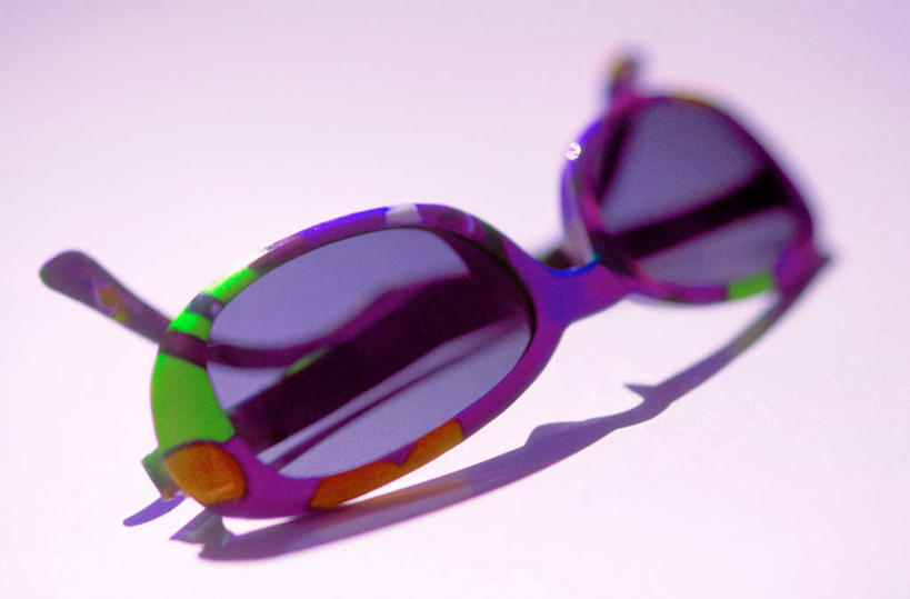 无人,横图,俯视,室内,特写,白天,静物,阴影,紫色背景,朦胧,模糊,光线,墨镜,眼镜,影子,一个,太阳镜,太阳眼镜,遮阳镜,摄影,影棚,单个,彩图,高角度拍摄,影棚拍摄,拍摄