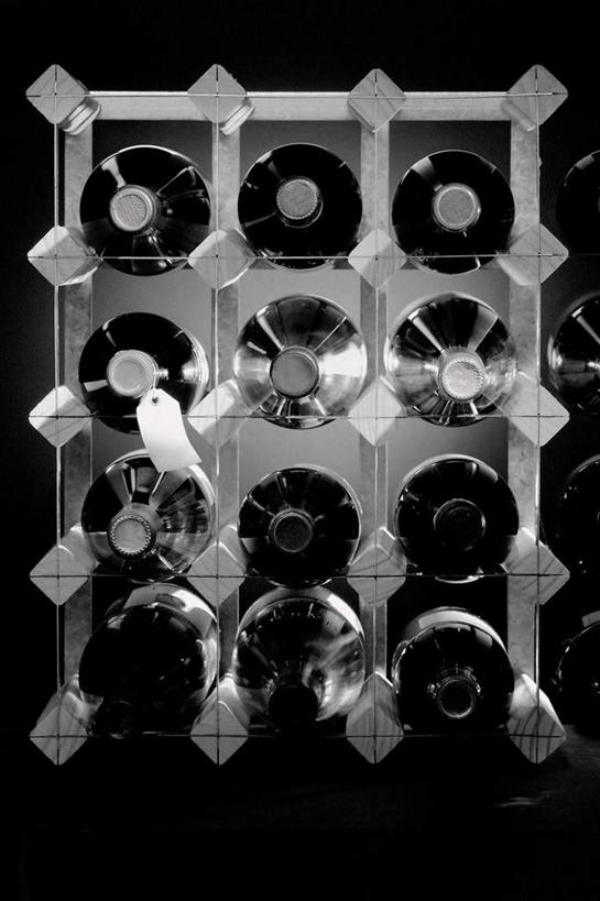 无人,竖图,俯视,室内,特写,白天,静物,一排,许多,黑色背景,整齐,置物架,架子,玻璃制品,酒瓶,排列,玻璃瓶,瓶子,摄影,影棚,队列,陈列架,搁架,彩图,高角度拍摄,影棚拍摄,拍摄