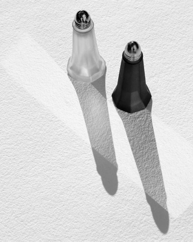 无人,竖图,俯视,黑白,室内,特写,白天,白色背景,静物,阴影,光线,影子,调料,盐,地面,调味品,调味料,调味瓶,食盐,玻璃制品,两个,玻璃瓶,瓶子,摄影,影棚,高角度拍摄,影棚拍摄,拍摄