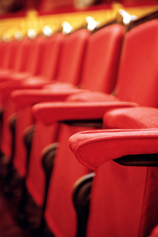无人,竖图,室内,特写,白天,正面,电影院,剧院,静物,椅子,一排,许多,阴影,朦胧,模糊,整齐,光线,影子,座椅,排列,红色,队列,彩图,剧场