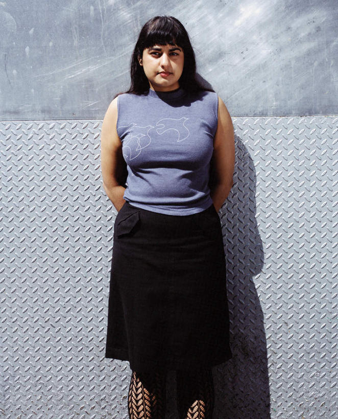 西方人,一个人,站,竖图,室外,白天,正面,裙子,欧洲,欧洲人,仅一个女性,仅一个人,阴影,服装,光线,影子,注视,休闲装,长裙,衣服,阳光,观察,看,站着,仅一个中年女性,休闲,休闲服,服饰,观看,半身裙,察看,关注,女人,女性,中年女性,白种人,站立,半身,彩图