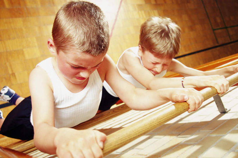 西方人,儿童,两个人,伙伴,朋友,栏杆,闭眼,横图,室内,白天,正面,运动服,友谊,纯洁,欧洲,欧洲人,用力,阴影,服装,朦胧,模糊,光线,影子,墙,围栏,灯光,护栏,墙壁,墙面,小孩,衣服,可爱,童年,童趣,服饰,衣着,穿着,痛苦,使劲,童真,烂漫,无邪,衣饰,天真,友情,男孩,男人,男性,白种人,闭眼睛,闭着眼,闭着眼睛,半身,彩图,男生,运动装