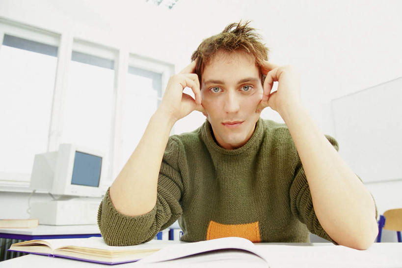 西方人,脸,头,脸颊,一个人,学生,横图,室内,特写,白天,仰视,窗户,桌子,书籍,欧洲,欧洲人,仅一个男性,仅一个人,一本,撑,阴影,服装,光线,影子,墙,注视,休闲装,书桌,肩膀,玻璃窗,墙壁,墙面,仅一个年轻男性,衣服,白色,课桌,观察,看,休闲,休闲服,服饰,观看,担忧,察看,撑着,忧虑,关注,忧郁,担心,男人,男性,年轻男性,白种人,头部,脸部,脸蛋,面部,书,图书,半身,彩图,低角度拍摄