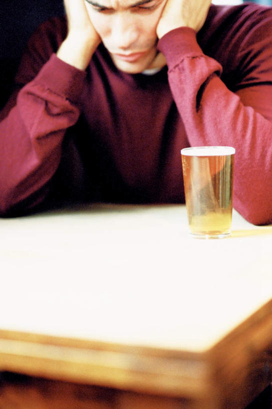 西方人,一个人,坐,闭眼,竖图,室内,白天,正面,餐桌,桌子,杯子,欧洲,欧洲人,仅一个男性,仅一个人,撑,阴影,服装,朦胧,模糊,光线,影子,休闲装,玻璃制品,仅一个年轻男性,一个,衣服,水杯,休闲,休闲服,服饰,单个,餐台,撑着,消极,悲观,男人,男性,年轻男性,白种人,玻璃杯,闭眼睛,闭着眼,闭着眼睛,坐着,半身,彩图