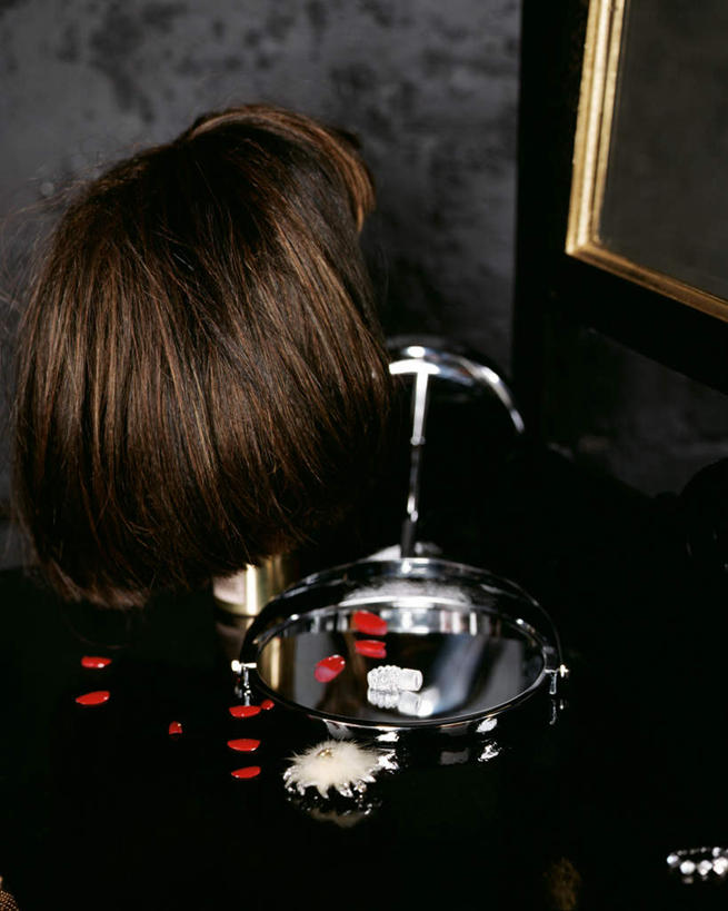 头发,无人,竖图,室内,特写,白天,正面,化妆,美容,镜子,桌子,阴影,朦胧,模糊,装饰,反射,光线,纹路,假发,纹理,影子,支架,墙,指甲油,墙壁,墙面,灰色,化妆镜,胸针,华丽,修饰,点缀,镜像,镜面,假指甲,肌理,光学,衬托,美观,雅致,雅观,床上桌,懒人桌,彩图