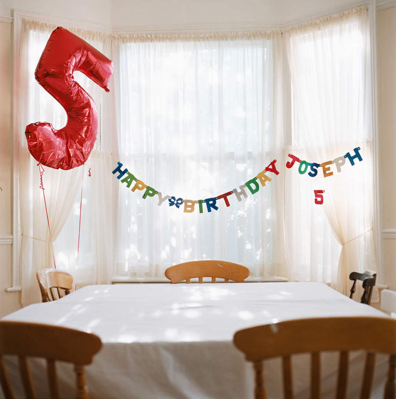 无人,竖图,室内,白天,正面,餐桌,窗户,窗帘,桌子,椅子,庆祝,装饰,标志,数字,文字,字符,塑料,木椅,标识,玻璃窗,帘子,气球,塑料制品,遮阳,橡胶,阿拉伯数字,五把,餐台,华丽,修饰,庆贺,点缀,祝贺,橡胶制品,衬托,美观,雅致,雅观,彩图