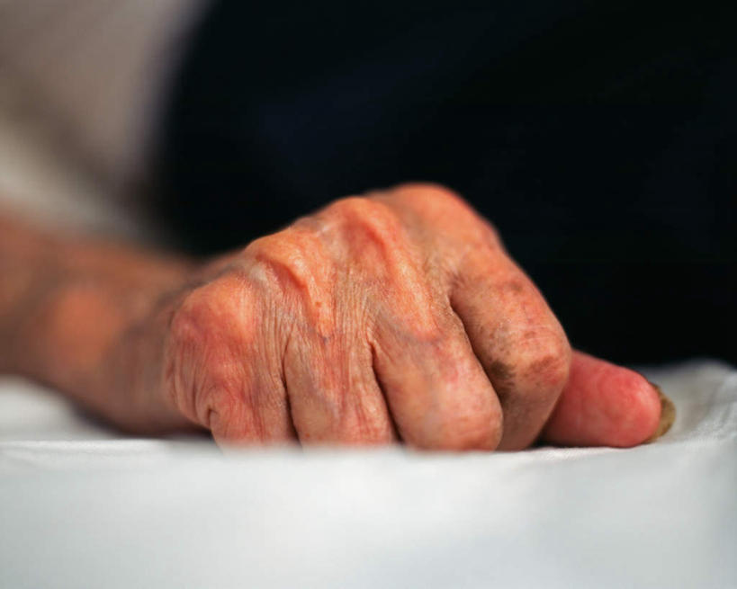 西方人,手,皱纹,一个人,横图,室内,特写,白天,正面,纺织品,欧洲,欧洲人,仅一个男性,仅一个人,握,阴影,朦胧,模糊,装饰,光线,毛毯,毯子,影子,纺织,垫子,握拳,仅一个老年男性,温暖,手部,手指,握着,单手,华丽,修饰,点缀,衬托,美观,雅致,雅观,衰老,老年男性,男人,男性,白种人,半身,彩图