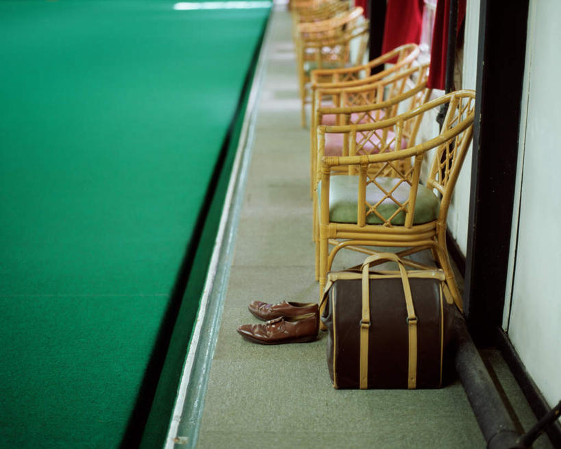 横图,俯视,室内,白天,鞋,草地,草坪,植物,静物,鞋子,椅子,一排,许多,阴影,朦胧,模糊,整齐,光线,包,皮包,影子,木椅,保龄球馆,皮革,球道,草,排列,绿色,单肩包,队列,球馆,保龄球道,半身,彩图,高角度拍摄,皮鞋