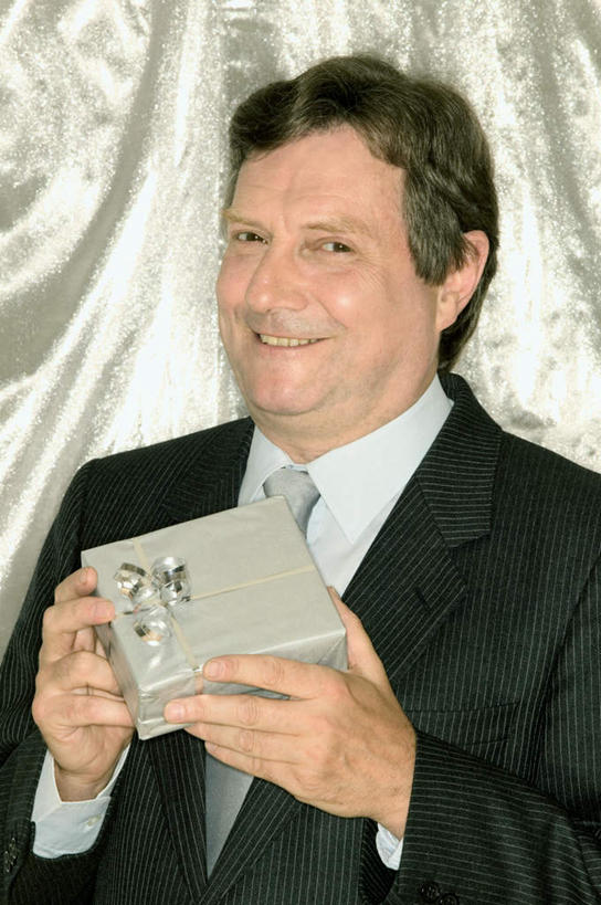 西方人,一个人,站,笑,微笑,露齿笑,竖图,室内,白天,正面,欧洲,欧洲人,仅一个男性,仅一个人,仅一个中年男性,握,阴影,服装,光线,材料,档案,文件,影子,纸,贺卡,拿,拿着,注视,休闲装,衣服,手稿,资料,观察,看,站着,休闲,休闲服,握着,媒体,服饰,帷幕,观看,司仪,证明,察看,关注,广播,帷幔,文档,幕布,幕帘,主持人,主持,节目主持人,帷幔布,男人,男性,中年男性,白种人,站立,半身,彩图