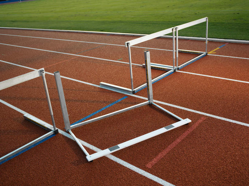 无人,体育馆,运动场,横图,俯视,室外,白天,草地,草坪,植物,静物,一排,阴影,整齐,光线,影子,跑道,体育场,草,排列,绿色,四个,队列,运动馆,栏架,彩图,高角度拍摄