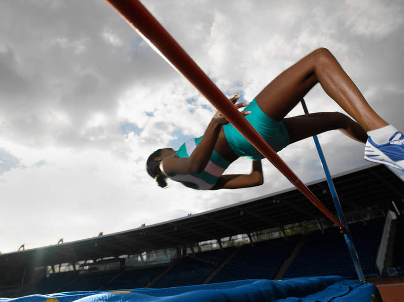 西方人,一个人,运动员,体育馆,栏杆,运动场,跳,横图,室外,白天,仰视,运动服,跳高,欧洲,非洲,黑人,欧洲人,仅一个年轻女性,仅一个女性,仅一个人,阴影,服装,光线,影子,云,云朵,围栏,半空,云彩,注视,体育场,护栏,衣服,蓝色,白云,蓝天,天空,垫子,天,观察,看,服饰,田径场,晴朗,观看,察看,衣着,穿着,关注,运动馆,衣饰,年轻女性,女人,女性,非洲人,晴空,体育运动员,运动选手,跳跃,半身,彩图,低角度拍摄,运动装