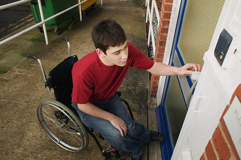 西方人,一个人,病人,栏杆,坐,笑,微笑,横图,俯视,室内,白天,门,欧洲,欧洲人,仅一个男性,仅一个人,握,阴影,服装,光线,扶手,工具,影子,拿,拿着,注视,休闲装,护栏,仅一个年轻男性,衣服,轮椅,门框,复健,观察,看,休闲,康复,休闲服,器械,握着,服饰,观看,察看,医疗设备,门铃,关注,医疗器械,残疾,残疾人,医疗工具,伤残,辅助设备,残障,弱势群体,男人,男性,年轻男性,白种人,患者,就医者,坐着,彩图,高角度拍摄,全身