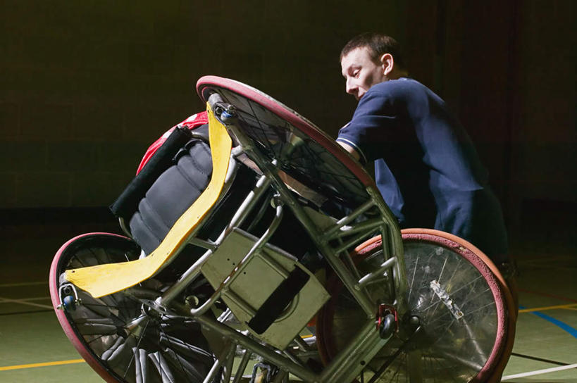 西方人,两个人,病人,运动员,体育馆,运动场,站,坐,横图,室内,白天,欧洲,欧洲人,裁判,阴影,服装,光线,工具,影子,注视,休闲装,体育场,背面,衣服,轮椅,扶,复健,观察,看,站着,休闲,康复,休闲服,器械,服饰,观看,摔倒,察看,医疗设备,扶着,关注,医疗器械,残疾,残疾人,医疗工具,跌倒,伤残,运动馆,辅助设备,残障,弱势群体,男人,男性,年轻男性,白种人,患者,就医者,体育运动员,运动选手,站立,坐着,彩图,全身