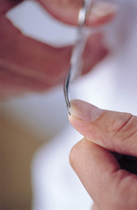 西方人,手,一个人,竖图,俯视,室内,特写,白天,金属制品,欧洲,欧洲人,双手,仅一个男性,仅一个人,握,阴影,光线,金属,工具,影子,仅一个年轻男性,一个,手部,美甲,握着,单个,锉刀,指甲锉,锉子,美甲工具,男人,男性,年轻男性,白种人,半身,彩图,高角度拍摄