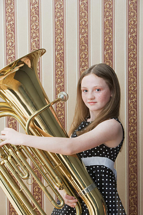 西方人,儿童,一个人,站,抱,笑,微笑,竖图,室内,白天,侧面,裙子,纯洁,壁纸,欧洲,欧洲人,仅一个女性,仅一个人,阴影,条纹,连衣裙,服装,装饰,光线,影子,墙,大号,乐器,铜管乐器,注视,休闲装,墙壁,墙面,小孩,衣服,观察,看,站着,仅一个小孩,休闲,休闲服,可爱,童年,童趣,摄影,服饰,影棚,抱着,观看,华丽,修饰,点缀,察看,搂着,关注,铜管,童真,烂漫,无邪,衬托,美观,雅致,雅观,低音大号,天真,女孩,女人,女性,白种人,孩子,墙纸,搂,搂抱,站立,半身,彩图,影棚拍摄,拍摄,女生