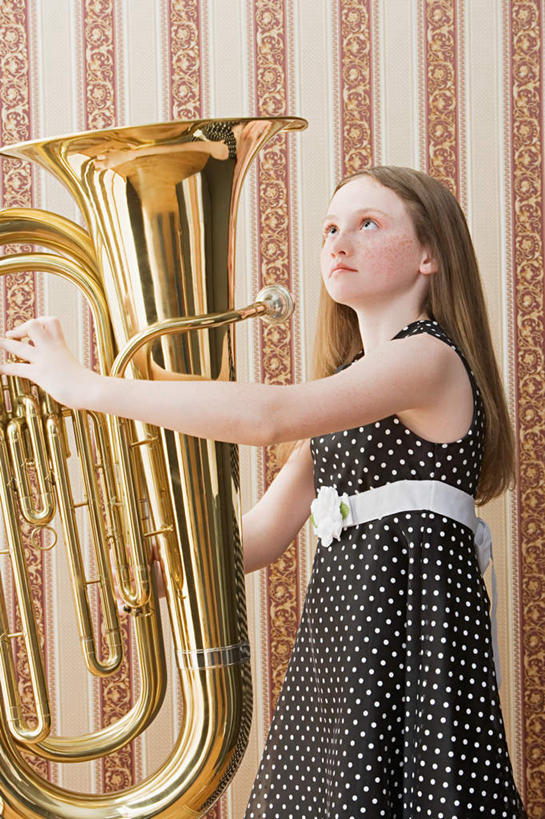 西方人,儿童,一个人,站,竖图,室内,白天,侧面,裙子,纯洁,壁纸,欧洲,欧洲人,仅一个女性,仅一个人,握,阴影,花纹,连衣裙,服装,装饰,光线,影子,墙,大号,乐器,铜管乐器,拿,拿着,注视,墙壁,墙面,小孩,衣服,观察,看,站着,仅一个小孩,可爱,童年,童趣,握着,摄影,服饰,影棚,观看,华丽,修饰,点缀,察看,关注,铜管,童真,烂漫,无邪,衬托,美观,雅致,雅观,低音大号,天真,女孩,女人,女性,白种人,孩子,墙纸,抬头,仰头,站立,半身,彩图,影棚拍摄,拍摄,女生