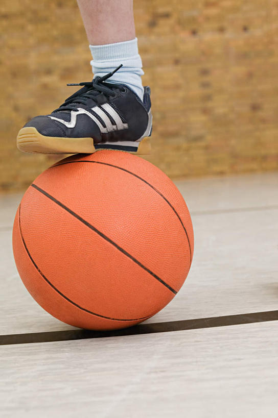 西方人,儿童,腿部,腿,一个人,体育馆,运动场,站,竖图,室内,特写,白天,正面,运动鞋,纯洁,篮球,鞋子,欧洲,欧洲人,仅一个男性,仅一个人,阴影,朦胧,模糊,光线,木制,影子,墙,篮球装备,运动器械,体育场,踩,墙壁,墙面,小孩,木制品,踩着,站着,仅一个小孩,健身器械,可爱,童年,童趣,休闲鞋,单腿,健身器材,篮球运动,童真,烂漫,无邪,运动馆,天真,男孩,男人,男性,白种人,孩子,站立,半身,彩图,运动器材,男生