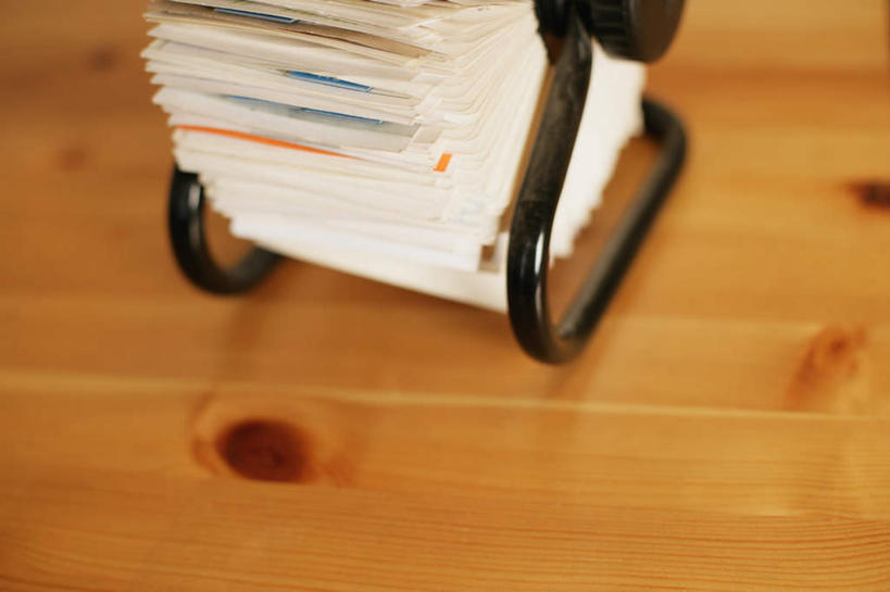 无人,横图,俯视,室内,特写,白天,桌面,桌子,静物,名片,金属制品,一堆,许多,阴影,堆叠,堆积,朦胧,模糊,光线,信息,纹路,金属,木制,纹理,影子,联系,架子,卡片,木制品,堆,身份,肌理,名刺,名帖,交往,彩图,高角度拍摄,商业