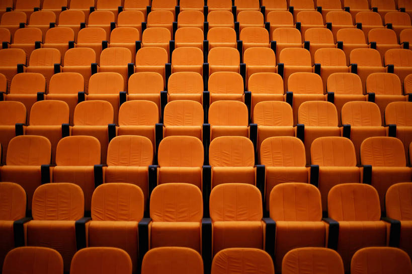 无人,学校,横图,俯视,室内,白天,旅游,度假,建筑,椅子,一排,许多,阴影,整齐,光线,影子,木椅,礼堂,娱乐,排列,享受,休闲,橙色,放松,队列,修建,修筑,会堂,彩图,高角度拍摄,大学